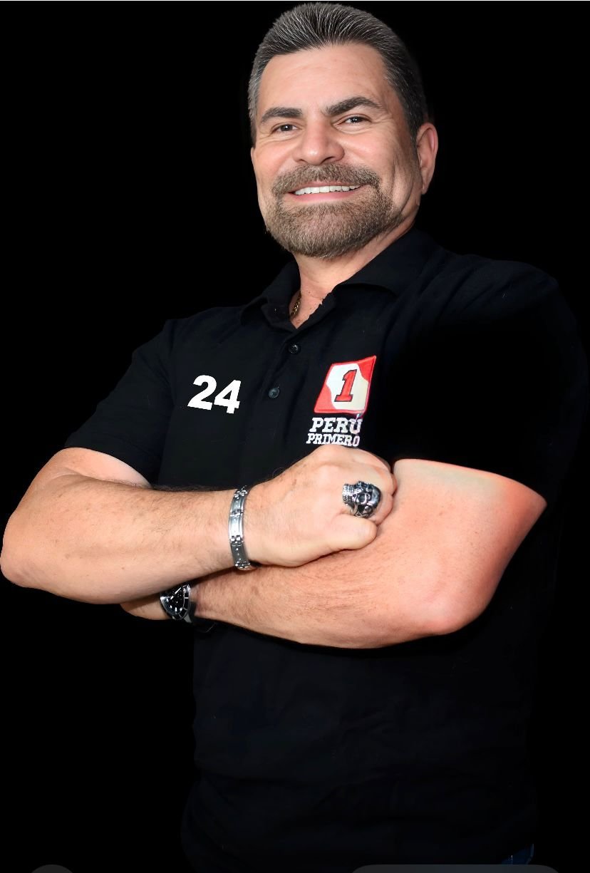 Gustavo Mendoza con jóvenes